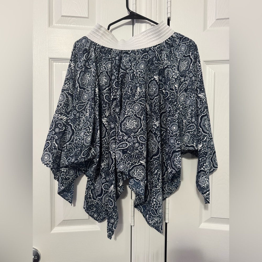 Trendy Collection Blue and White Floral Top